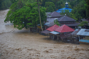 Hujan Deras Picu Sungai Batang Air Dingin Meluap, Warga Lubuk Minturun Kembali Mengungsi
