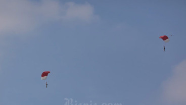 Penerjun Payung Hilang di Laut Pangandaran, Tim SAR Lakukan Pencarian