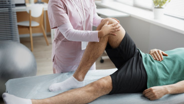 Liburan Seru Tanpa Nyeri Lutut, Kapan Perlu Knee Arthroplasty?