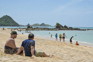 Jelang Tahun Baru 2026, Wisatawan Padati Pantai Kuta Mandalika