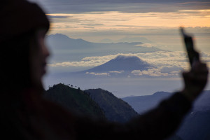 Wisatawan Padati Penanjakan Bromo Sambut Matahari Terbit Pertama 2026