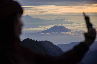 Wisatawan Padati Penanjakan Bromo Sambut Matahari Terbit Pertama 2026
