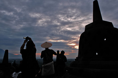 Wisatawan Sambut Matahari Terbit 2026 di Candi Borobudur
