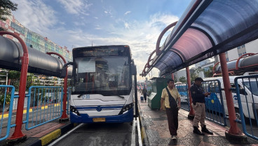 Transjakarta Buka Suara soal Bus Berasap di Kawasan Cibubur