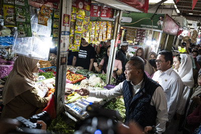 Menko Pangan Tinjau Harga Kebutuhan Pokok di Semarang