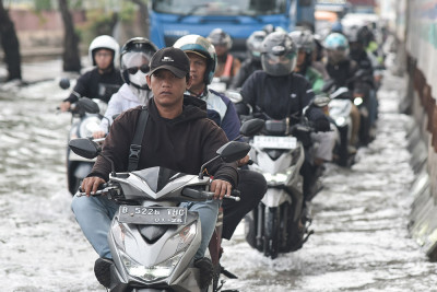 Banjir Rob Genangi Jalan R.E. Martadinata, Pengendara Tetap Melintas di Tanjung Priok