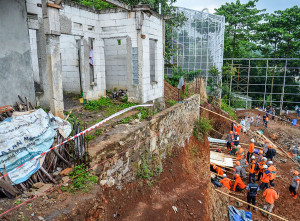 Evakuasi Jenazah Korban Longsor di Kabupaten Sumedang