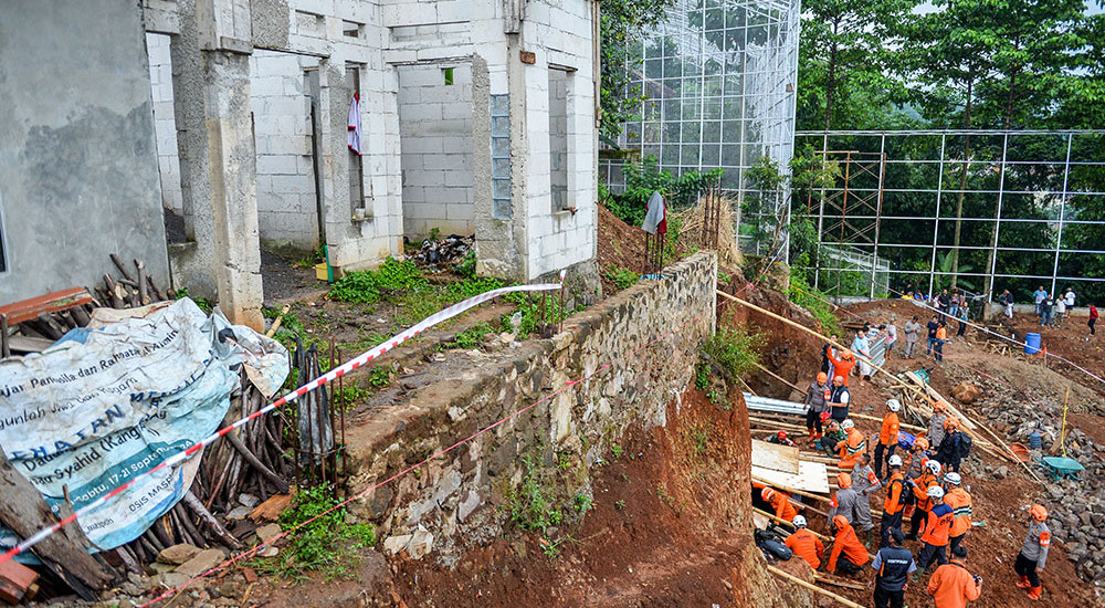 Evakuasi Jenazah Korban Longsor di Kabupaten Sumedang