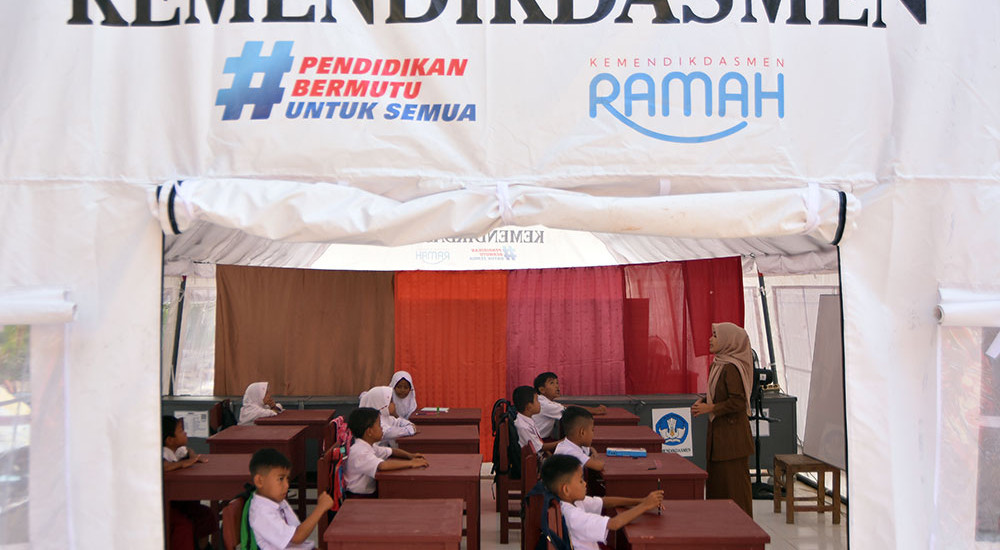 Sekolah Rusak Diterjang Banjir Bandang, Siswa SDN 05 Batang Anai Belajar di Bawah Tenda