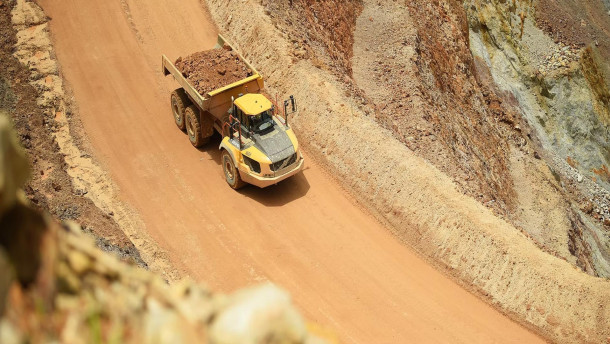 Pasang Target Moderat, Saham Emiten Emas (PSAB) Masih Menarik?