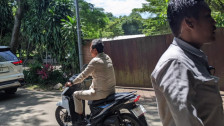 Ngengg! Menteri KKP Datang ke Retret Kabinet di Hambalang Naik Motor Bebek