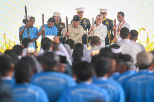 Presiden Prabowo Umumkan Swasembada Pangan Nasional 2025 pada Panen Raya di Karawang