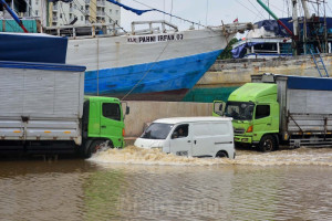 Banjir Rob Masih Menggenangi Pelabuhan Sunda Kelapa
