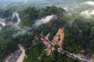 Jalan Lembah Anai Dibuka Terbatas, Kendaraan Mengantre Panjang
