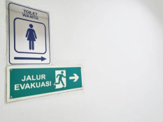 Kebiasaan Main Ponsel di Toilet Duduk Picu Ambeien