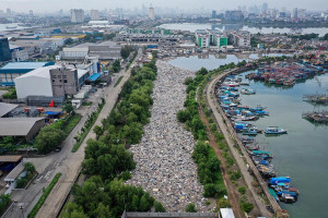Pengangkutan Sampah di Pesisir Muara Baru Jakarta