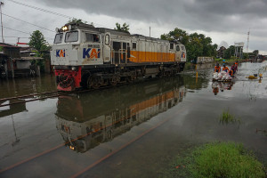 Jalur Rel Kereta Api Pekalongan Terendam Banjir