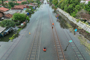Banjir Rendam Jalur Kereta di Jawa, KAI Batalkan 82 Perjalanan Penumpang