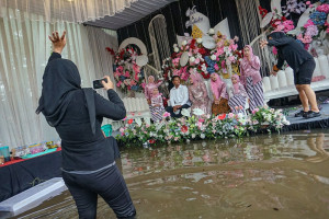 Tak Surut oleh Banjir, Cinta Pengantin Pekalongan Tetap Dirayakan