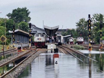 DJKA Terjunkan Lokomotif CC300, Antar KA Jarak Jauh Terobos Banjir Pekalongan