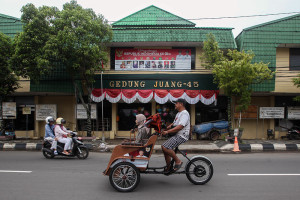 Penyaluran Becak Listrik Bantuan Presiden di Indramayu