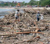 Cuaca Ekstrem Kirim Sampah Kayu dan Bambu ke Pantai Kuta Bali