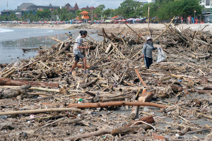 Cuaca Ekstrem Kirim Sampah Kayu dan Bambu ke Pantai Kuta Bali