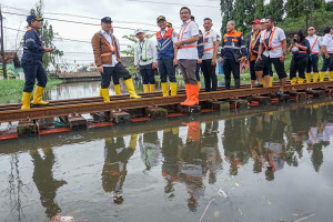 Menteri Perhubungan Tinjau Rel Kereta Yang Tergenang Banjir di Pekalongan
