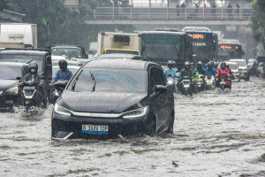 Hujan Deras Picu Genangan di Jalan DI Panjaitan