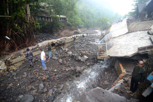 Banjir Bandang Terjang Wisata Guci Tegal, Tiga Jembatan Hanyut dan Fasilitas Rusak