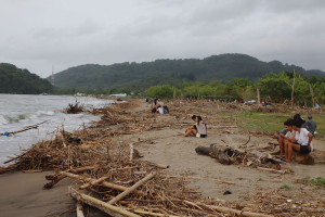 Pantai di Labuan Bajo Dipenuhi Sampah Kiriman Akibat Ombak Tinggi