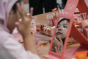 Karyawan Bisnis Indonesia Ikuti ESQA Make Up Class dalam Acara BIG Break: Recharge & Reconnect