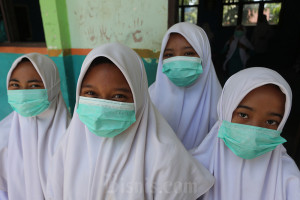 Antisipasi ISPA, 600 Masker Dibagikan kepada Siswa di Tengah Kabut Asap Karhutla