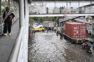 Banjir Genangi Jalan Daan Mogot Jakarta