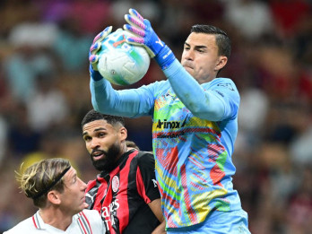 Kiper Timnas Indonesia Emil Audero Kena Lemparan Flare dari Suporter