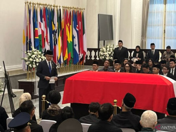Menlu Sugiono Beri Penghormatan Terakhir untuk Dubes Filipina Agus Widjojo