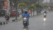 Cuaca Hari Ini: Mayoritas Wilayah Indonesia Diprakirakan Hujan Ringan-Petir