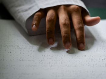 Santri Tuna Netra di Pondok Pesantren Raudlatul Makfufin Dalami Al Quran Braille