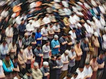 Shalat gerhana bulan di Masjid Istiqlal