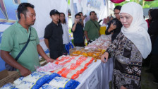 Jelang Idulfiri, Khofifah Pastikan Stok Bahan Pokok di Jatim Aman dan Harga Stabil