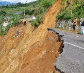 Jalan Longsor di Pejawaran Banjarnegara, Akses Menuju Dieng Putus Total