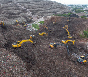 Proses Pencarian Korban Longsor Gunungan Sampah di TPST Bantargebang