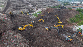 Proses Pencarian Korban Longsor Gunungan Sampah di TPST Bantargebang