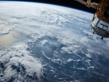 Satelit Mata-mata Rusia Hancur Ditabrak Sampah Luar Angkasa, Risiko Meningkat