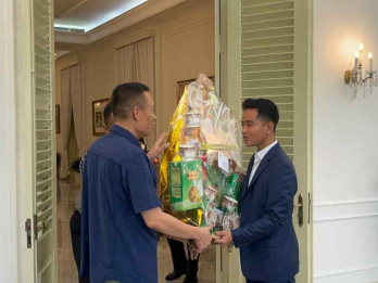 Momen Gibran Kasih Parcel ke Rismon Sianipar di Istana Wapres