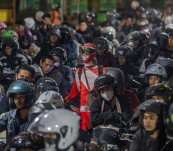 Pemudik Berkostum Pahlawan Super Bikin Heboh Antrean di Pelabuhan Ciwandan