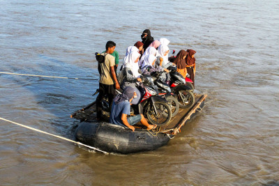 Siswa di Aceh Utara Gunakan Rakit Darurat untuk ke Sekolah