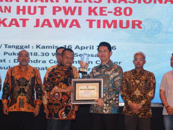 Dorong Transformasi Digital, Dirut Bank Jatim Sabet Penghargaan PWI