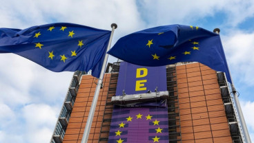 UE Setujui Pinjaman US$100 Miliar Lebih ke Ukraina dan Sanksi Baru bagi Rusia