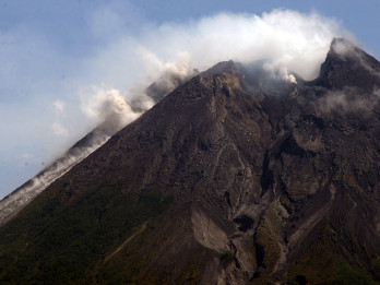 Gunung Merapi Alami Empat Kali Guguran Lava, Jarak Luncur Capai 1,8 Km